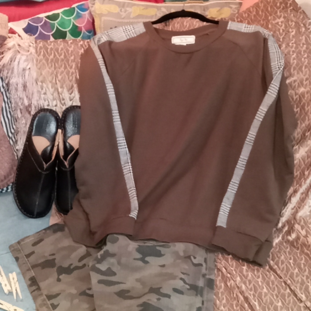 Hippie Rose long sleeve sweatshirt size large.